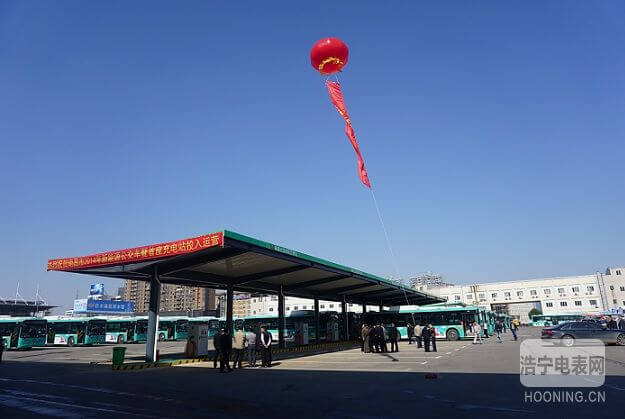 江西省常委、常務(wù)副省長莫建成參觀由科陸電子參與建設(shè)的國內(nèi)首個民間資本投資新能源汽車充電站